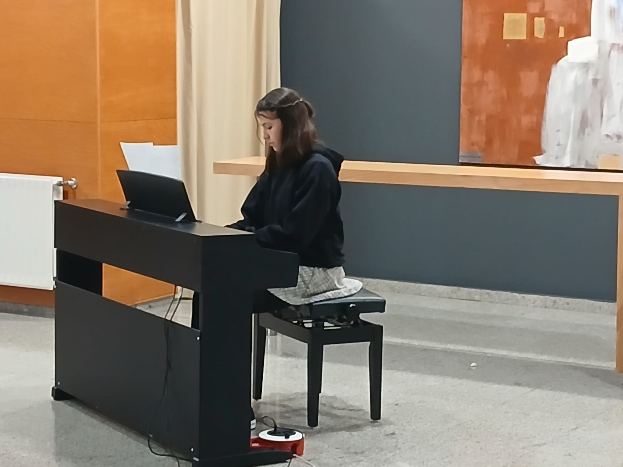 ALUMNADO Y DOCENTES DE LA ESCUELA DE MÚSICA DE SANXENXO LLEVAN LA MÚSICA EL HALL DEL AUDITORIO 