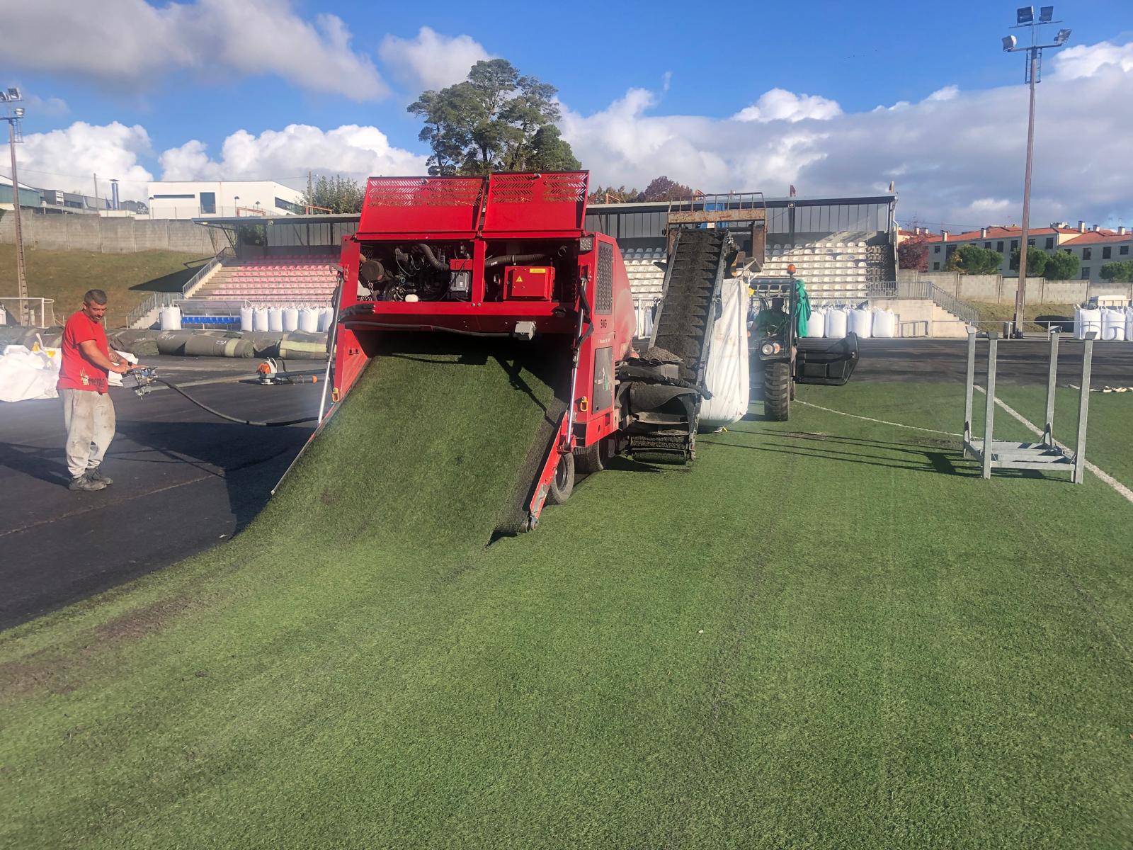 LA RETIRADA DEL VIEJO CÉSPED MARCA EL INICIO DE LA RENOVACIÓN DEL CAMPO DE FÚTBOL DE BALTAR