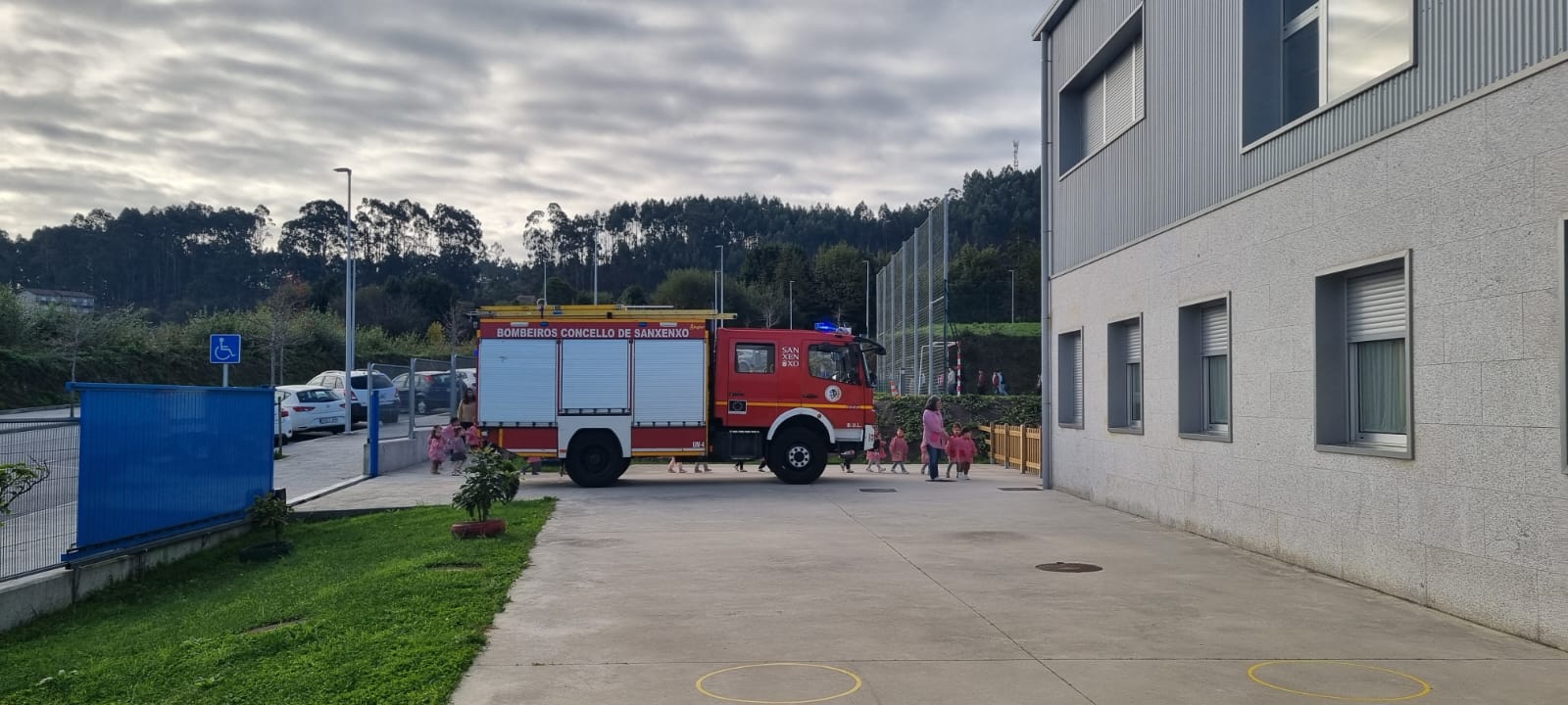 EVACUACIÓN EN CUATRO MINUTOS EN UN SIMULACRO DE INCENDIO EN EL COLEGIO CRUCEIRO