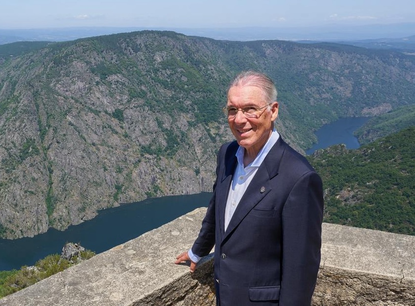 EL ESCRITOR FRANCISCO PEÑA PRESENTA EN SANXENXO SU ÚLTIMO LIBRO SOBRE MEDIO AMBIENTE Y LAS AMENAZAS DEL SIGLO XXI