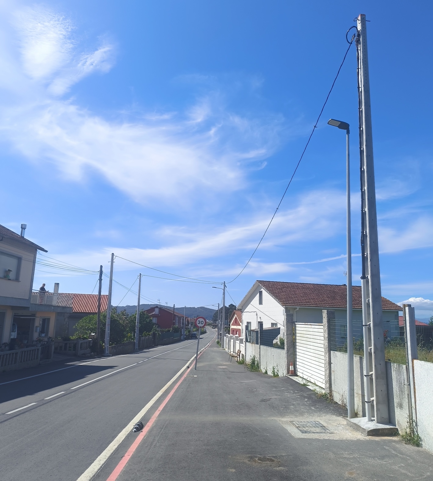 FINALIZA LA PRIMERA FASE DEL SOTERAMIENTO Y RETRANQUEO DE NUEVE POSTES DE LA LUZ EN LA CARRETERA DE ARNOSA