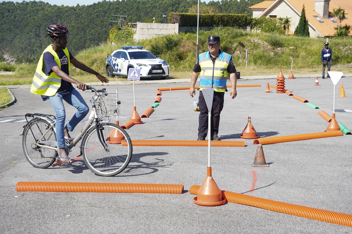 LA POLICÍA LOCAL FORMA A 20 MIGRANTES ALOJADOS EN SANXENXO PARA CIRCULAR EN BICICLETA POR EL MUNICIPIO