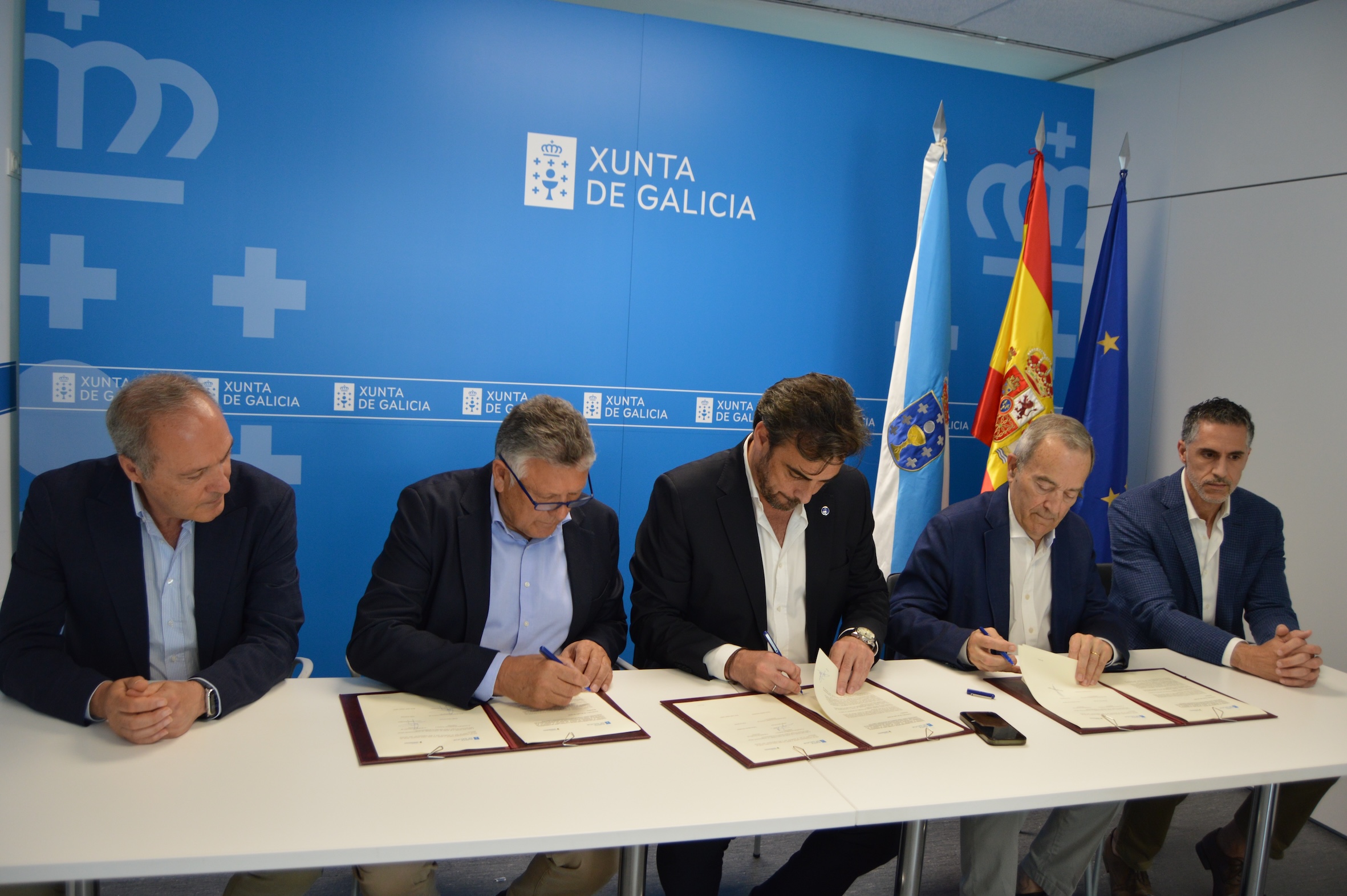 CONCELLO, XUNTA Y MONBUS FIRMAN EL CONVENIO PARA PONER EN MARCHA EL BUS CIRCULAR EN JULIO Y AGOSTO