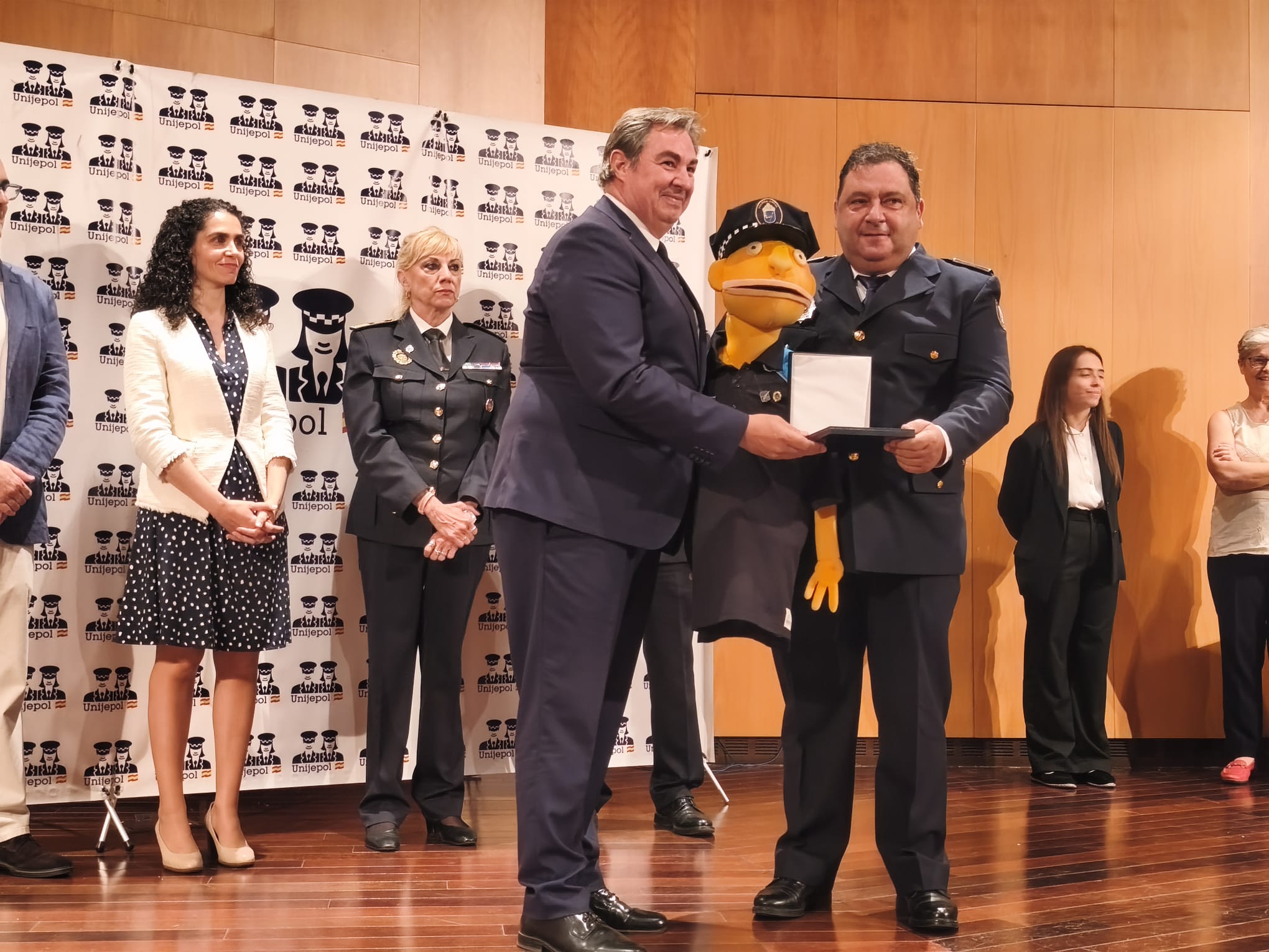 EL POLICÍA LOCAL DE SANXENXO, ABELARDO MARTÍNEZ, RECOGE EN VALLADOLID LA MEDALLA DE ORO EN SEGURIDAD VIAL