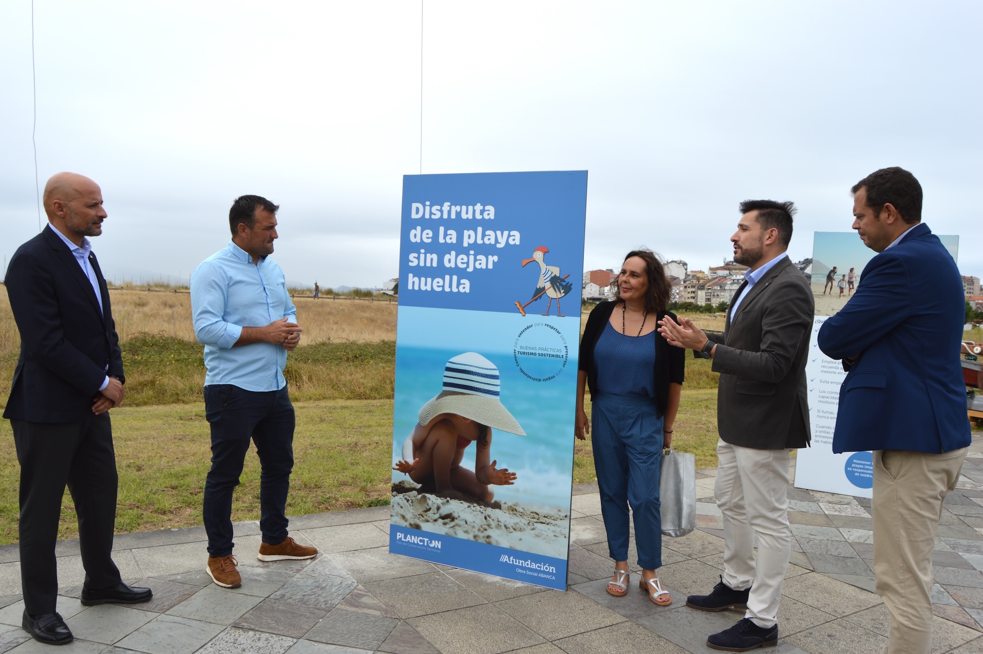 AFUNDACIÓN Y EL CONCELLO DE SANXENXO INVITAN A «DISFRUTAR DE LA PLAYA SIN DEJAR HUELLA»