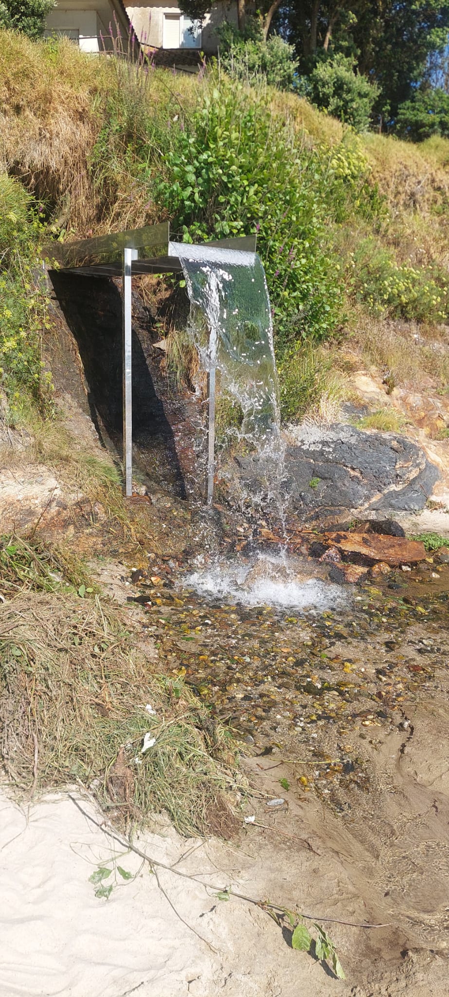 SANXENXO SUMA ESTE VERÁN UNHA SEGUNDA DUCHA NATURAL NA PRAIA DE PRAGUEIRA