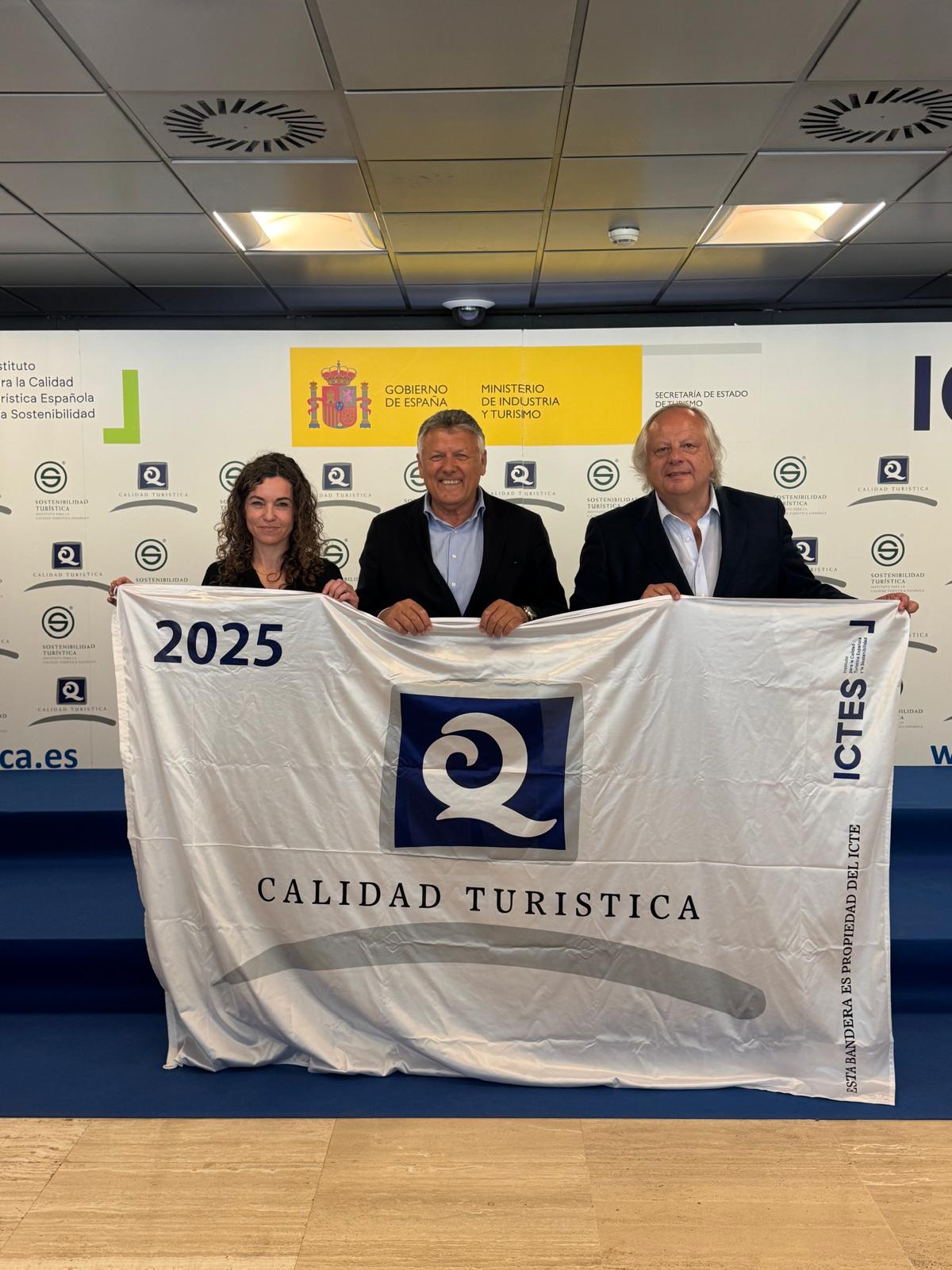 EL ALCALDE RECOGE EN MADRID LAS 18 ‘Q’ DE CALIDAD DE PLAYAS Y DE LAS OFICINAS DE NAUTA Y TURISMO PARA SANXENXO