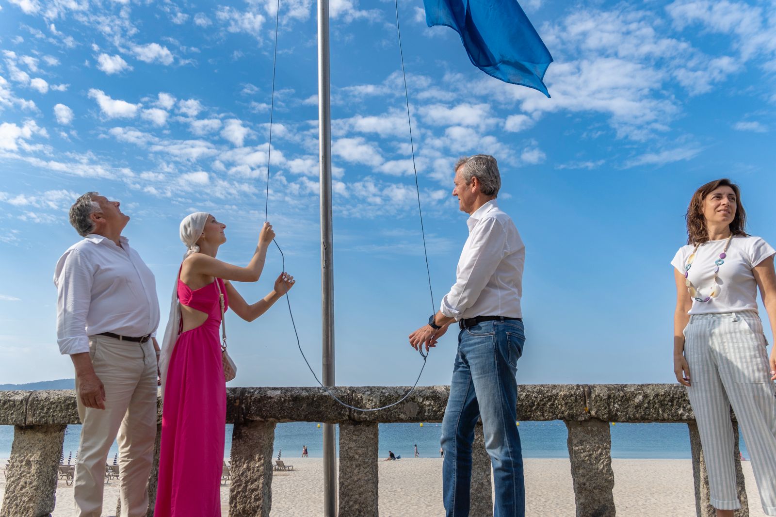 LAS 17 BANDERAS AZULES YA ONDEAN EN LAS PLAYAS DE SANXENXO COMO SÍMBOLO DE “CALIDADE E EXCELENCIA”