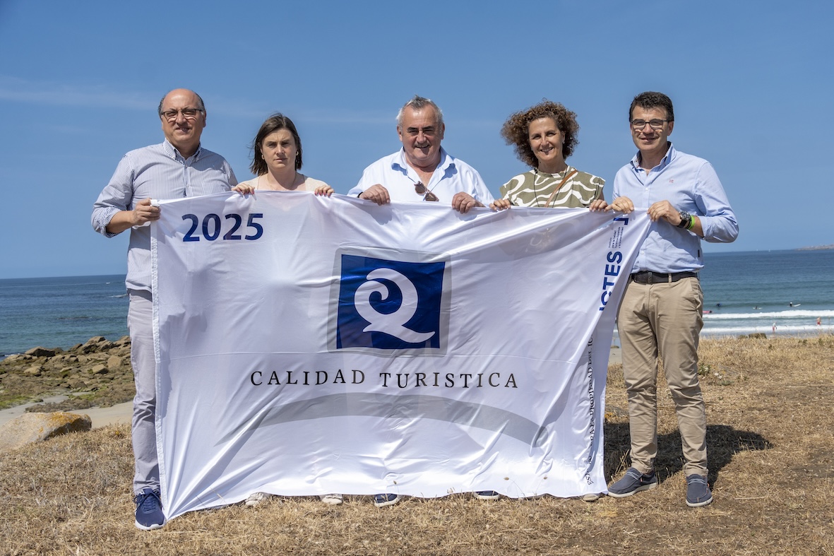 LA BANDERA Q DE CALIDAD ONDEA EN 16 PLAYAS DE SANXENXO COMO UNO DE LOS MUNICIPIOS CON MÁS CERTIFICACIONES