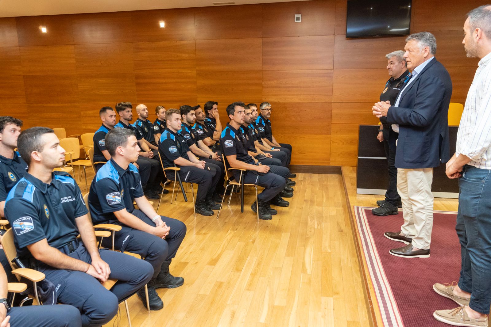 EL ALCALDE RECIBE A LOS 24 NUEVOS AUXILIARES DE POLICÍA LOCAL CON LOS QUE SE REFORZARÁ LA PLANTILLA ESTE VERANO