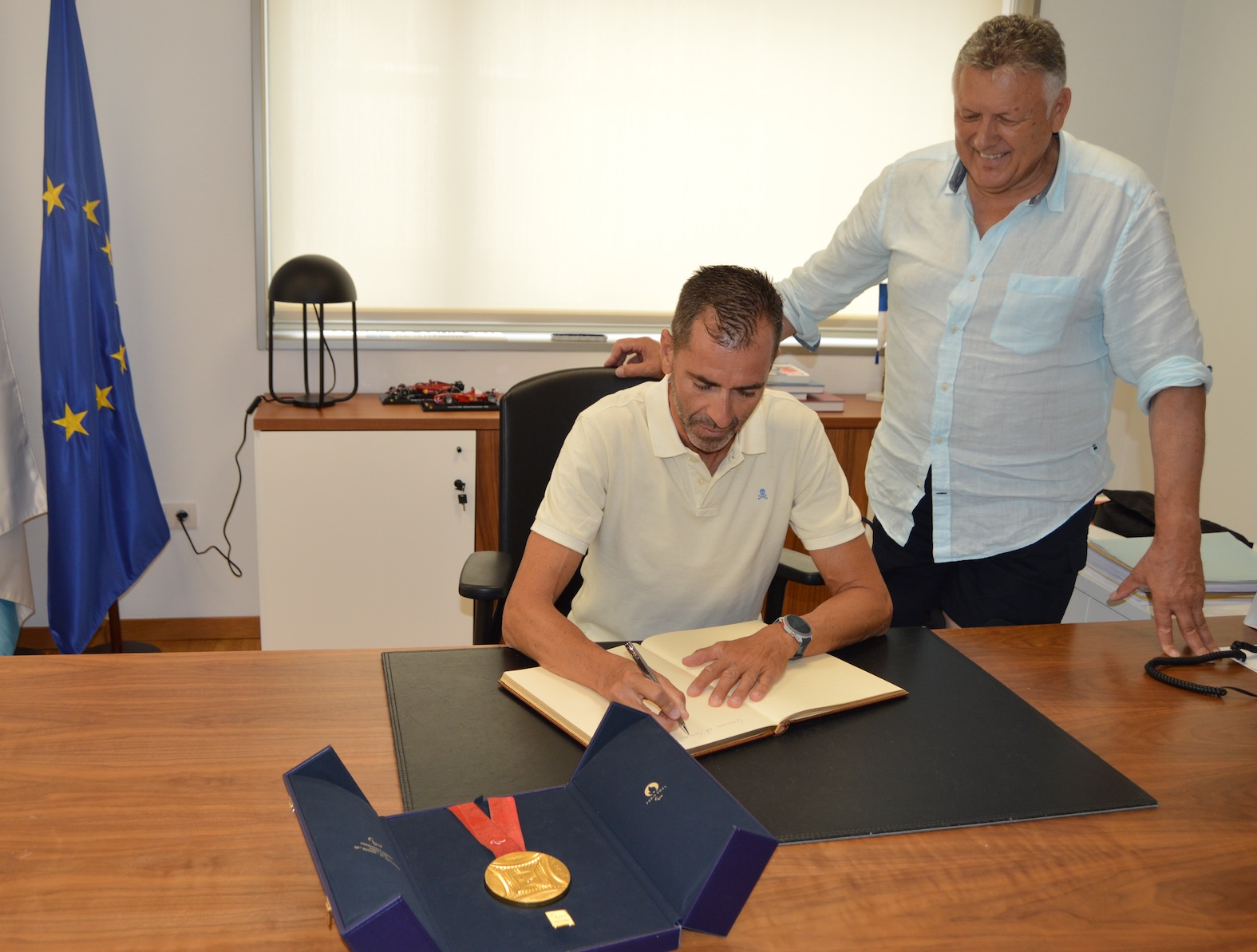 EL ALCALDE RECIBE AL TRIATLETA PARAOLÍMPICO, DANIEL MOLINA, CON LA MEDALLA DE ORO LOGRADA EN PARÍS