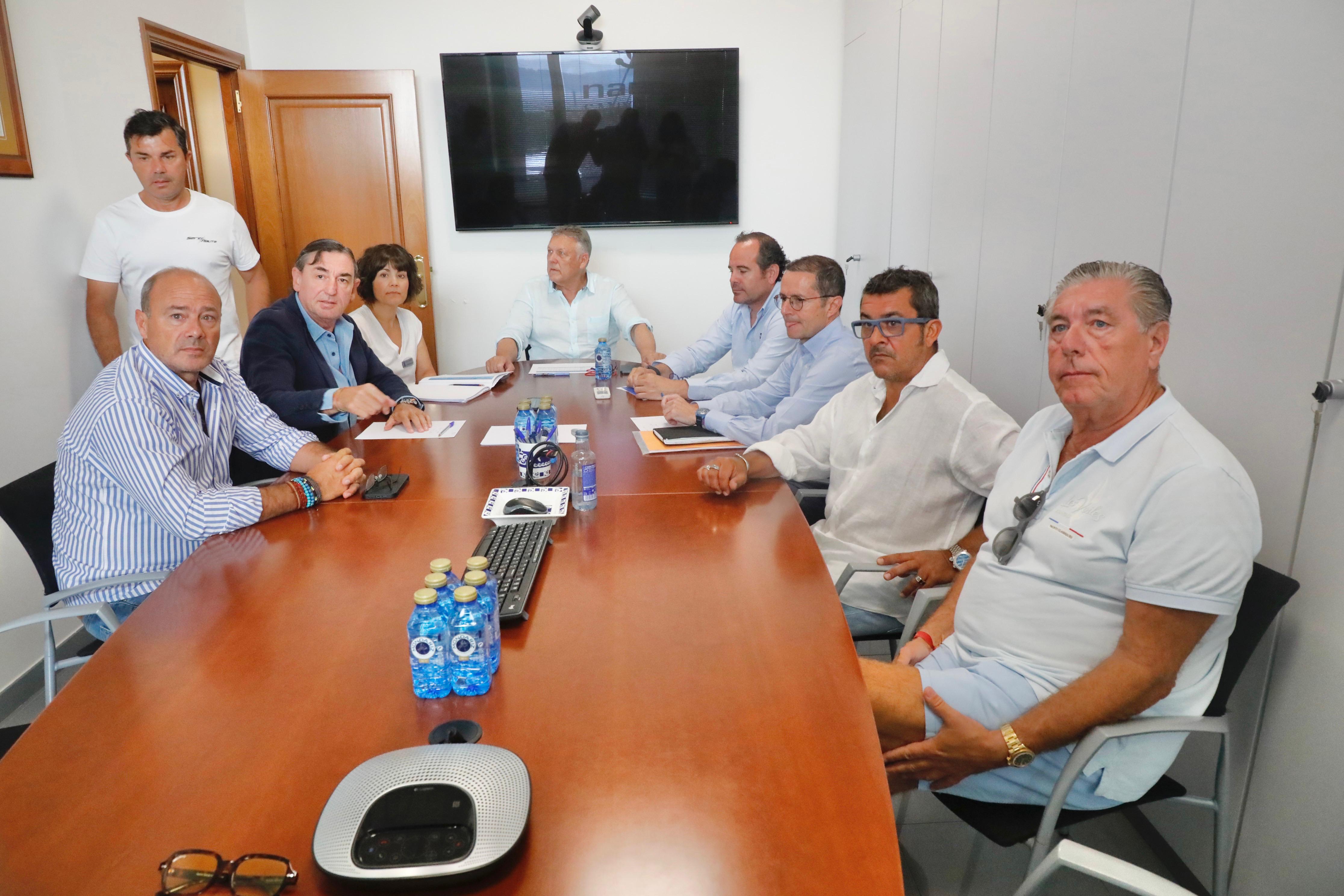 EL ALCALDE RECIBE A LA NUEVA ASOCIACIÓN ASNAUTA FORMADA POR USUARIOS DEL PUERTO DEPORTIVO DE SANXENXO