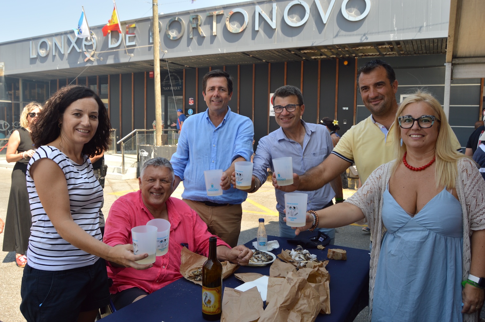 PORTONOVO EXALTA LA SARDINA EN EL DÍA DO MARIÑEIRO CON EL REPARTO DE 3.125 RACIONES EN LA EXPLANADA DE LA LONJA