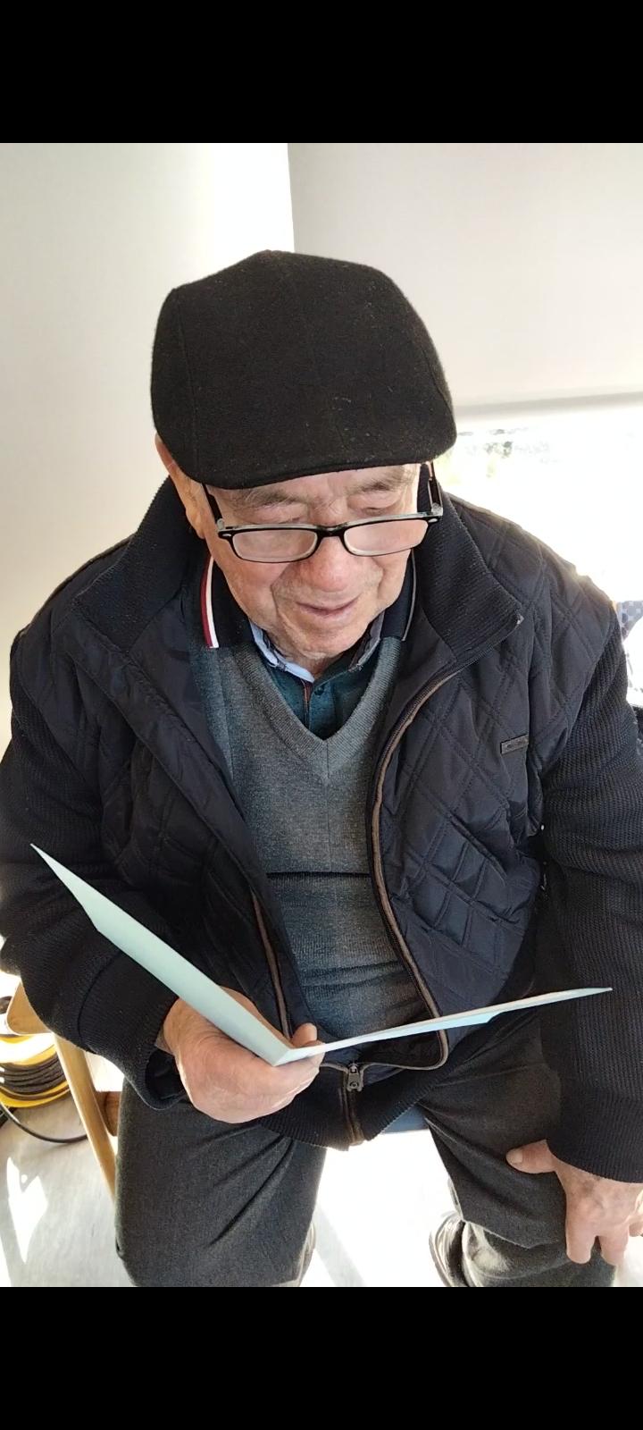 ESCOLARES DE PORTONOVO Y A FLORIDA SE INTERCAMBIAN POSTALES DE NAVIDAD CON LOS USUARIOS DEL CENTRO DE DÍA