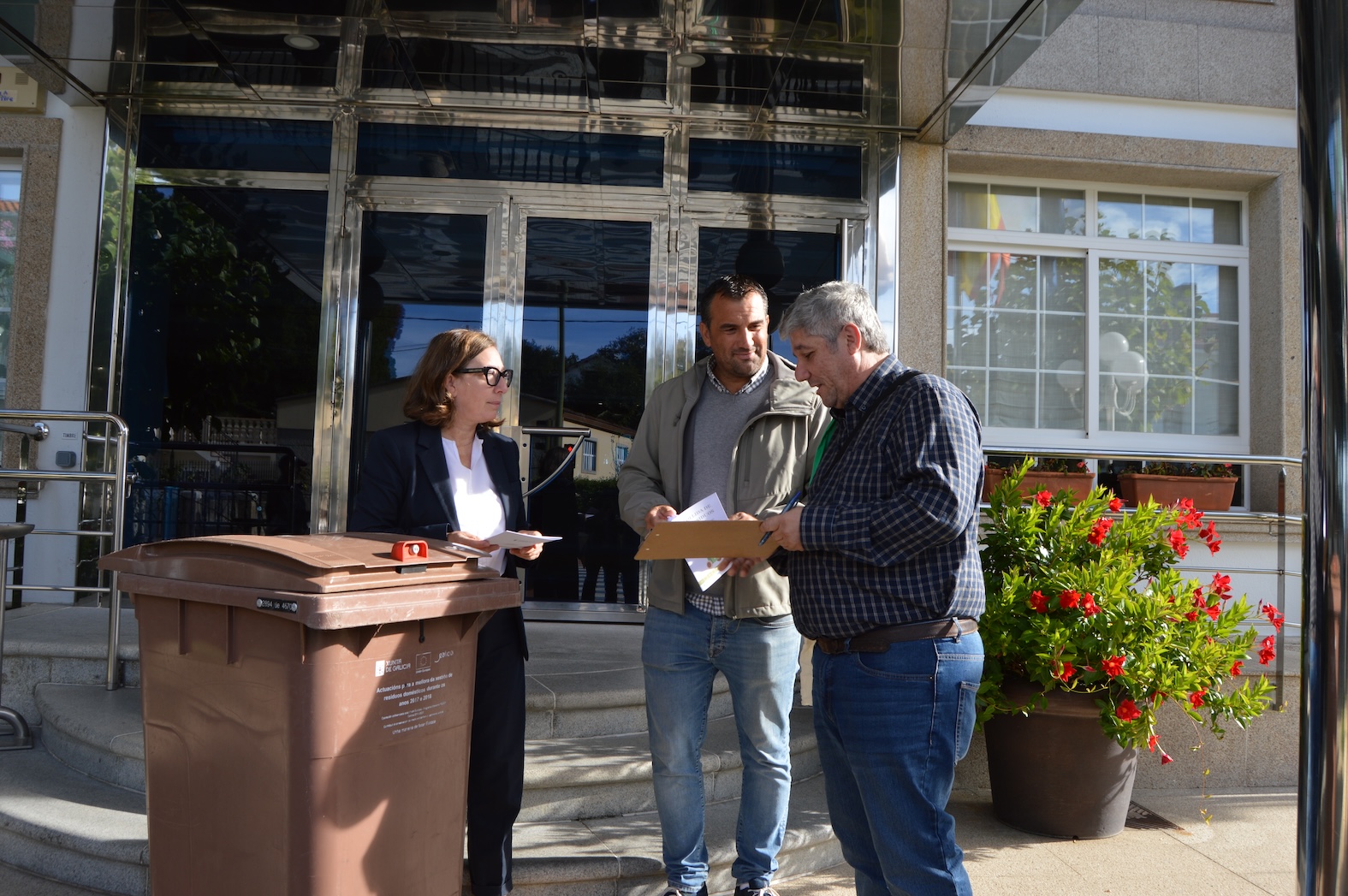 SANXENXO IMPLANTA 100 NUEVOS CONTENEDORES PARA OPTIMIZAR EL RECICLAJE DE BIORRESIDUOS EN LOS GRANDES GENERADORES