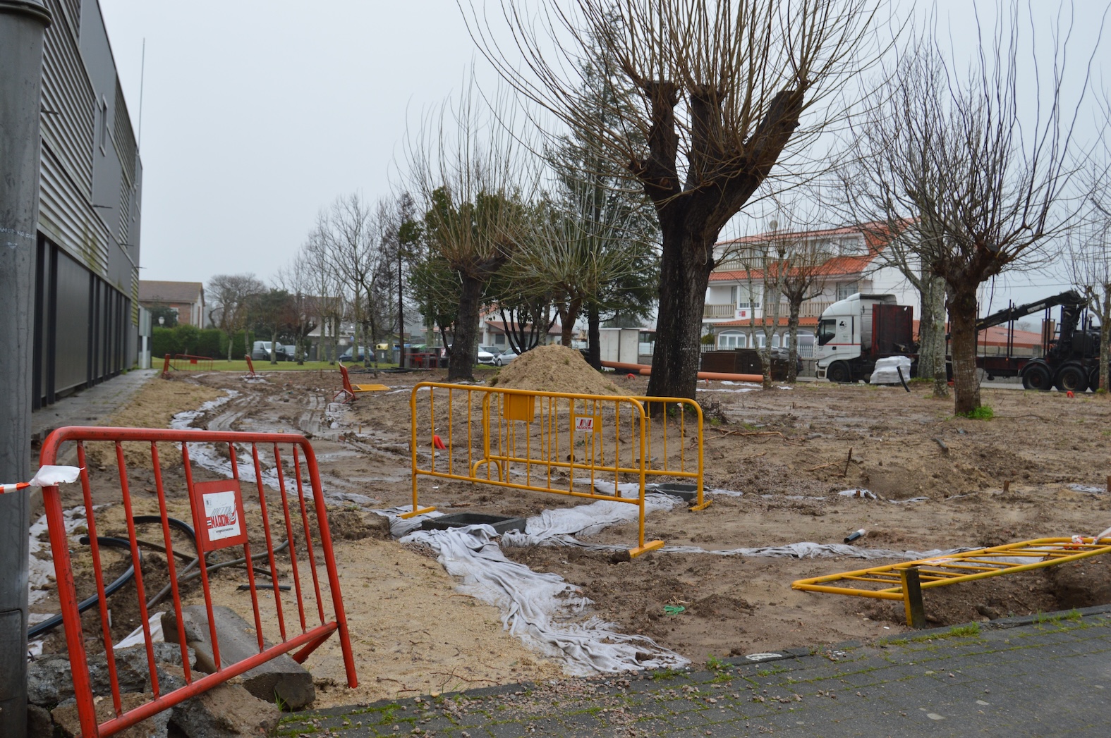 LAS MEJORAS DEL ENTORNO DE LA CAPILLA DE ARRA Y DEL PABELLON Y EL CENTRO DE DIA EN BALTAR AVANZAN PESE A LA PERSISTENTE LLUVIA. 
