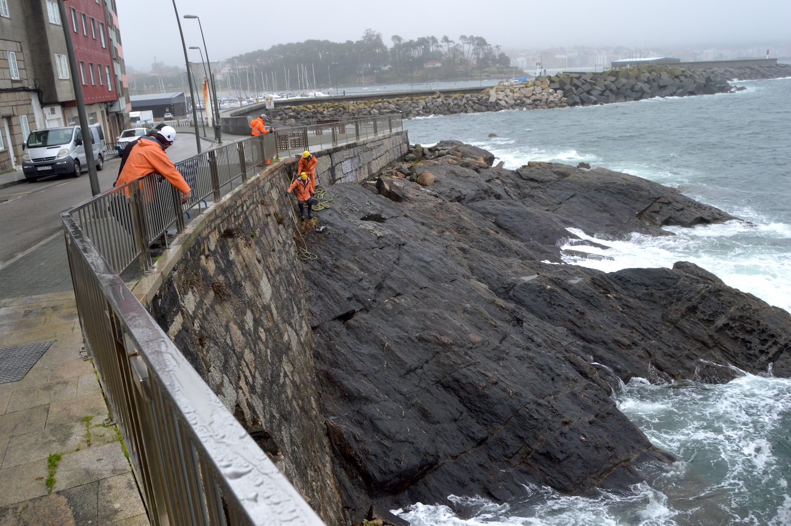 EL CONCELLO INICIA POR VÍA DE EMERGENCIA LA REPARACIÓN DEL MURO DE LA AVENIDA DE PONTEVEDRA EN PORTONOVO