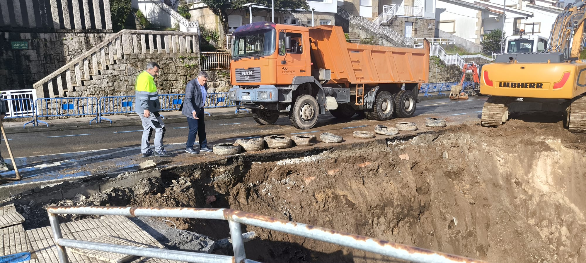EL CONCELLO REPARARÁ POR URGENCIA UN SOCAVÓN PRODUCIDO POR EL TEMPORAL EN EL MURO DE LA AVENIDA DE PONTEVEDRA