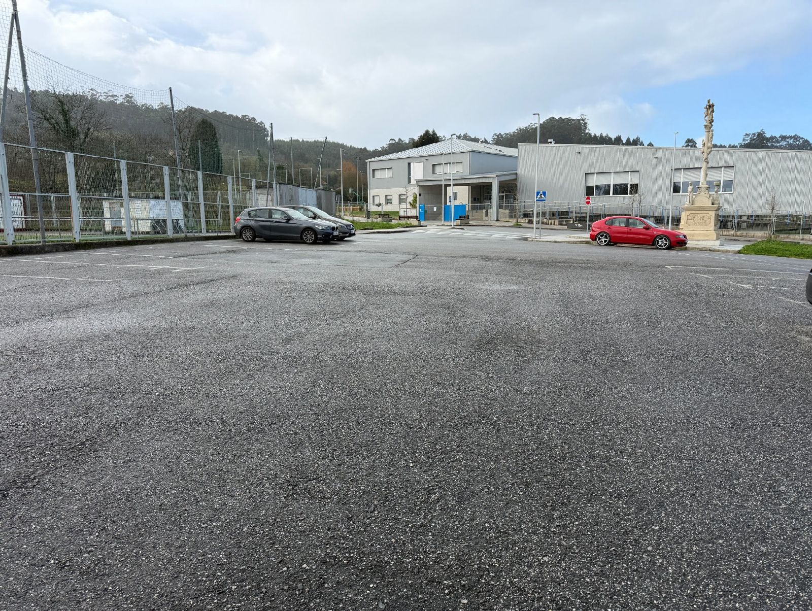 SANXENXO OPTA A UNA AYUDA PARA ACONDICIONAR EL APARCAMIENTO EXTERIOR JUNTO AL CAMPO DE FÚTBOL DE O REVEL