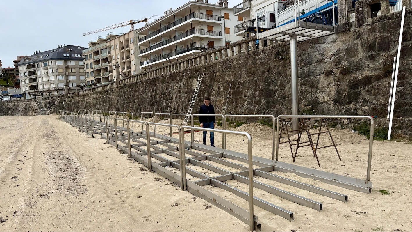 EL CONCELLO INICIA LA INSTALACIÓN DE UN NUEVO ACCESO PEATONAL EN LA PLAYA DE SILGAR