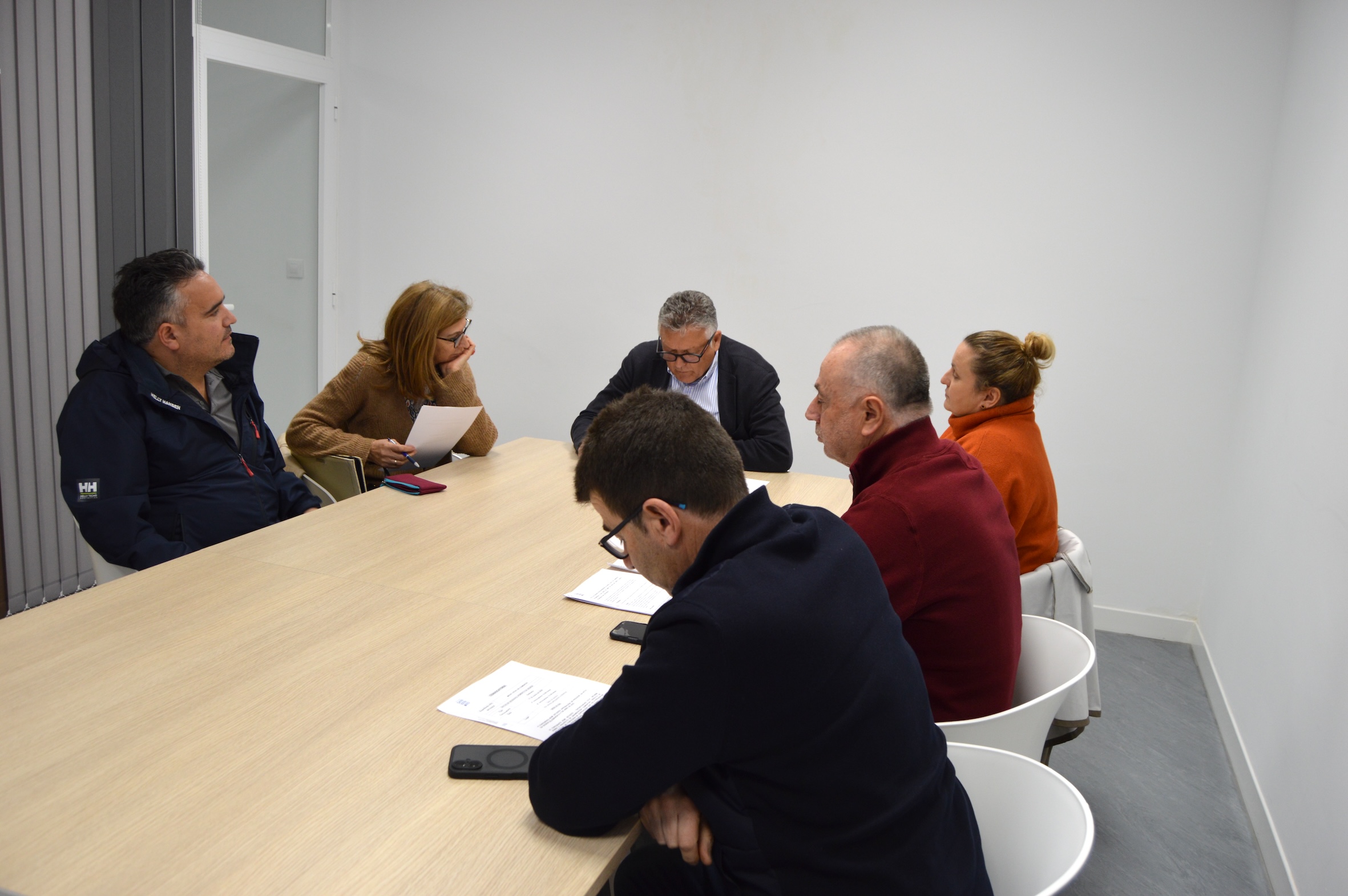 LA MESA LOCAL DE COMERCIO DA LUZ VERDE A LA FERIA DE OPORTUNIDADES DE SANXENXO EN LA PRAZA DO MAR