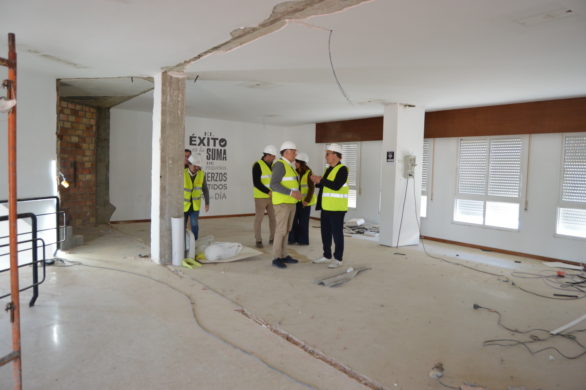 LA REFORMA DEL MULTIUSOS DE PORTONOVO COMIENZA CON LA DEMOLICIÓN DEL INTERIOR QUE ALBERGARÁ NUEVOS ESPACIOS