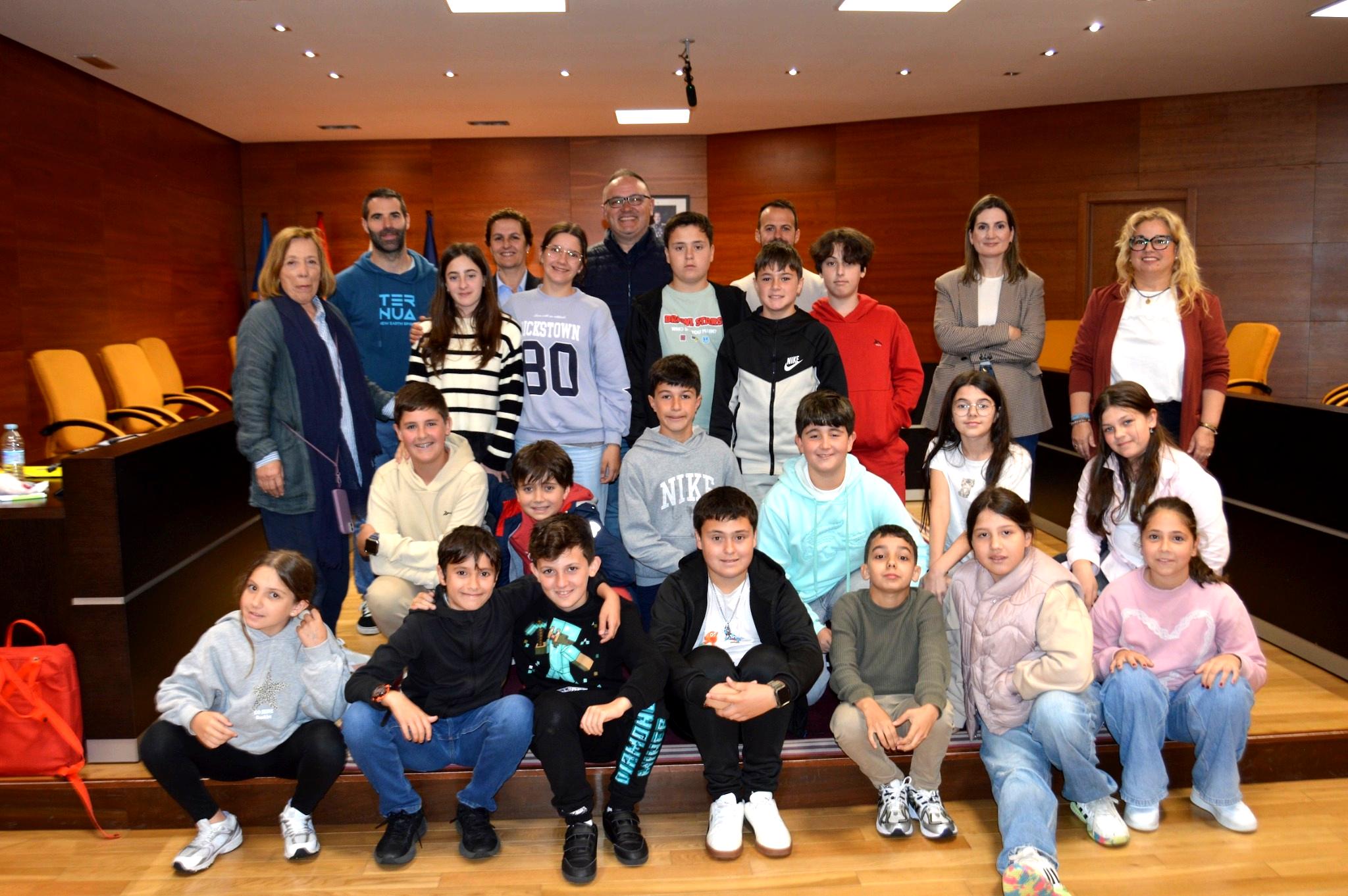 ALUMNOS DEL COLEGIO MAGALÁNS EXPONEN SU PROYECTO FINALISTA SOBRE TURISMO EN UN TORNEO DE DEBATE