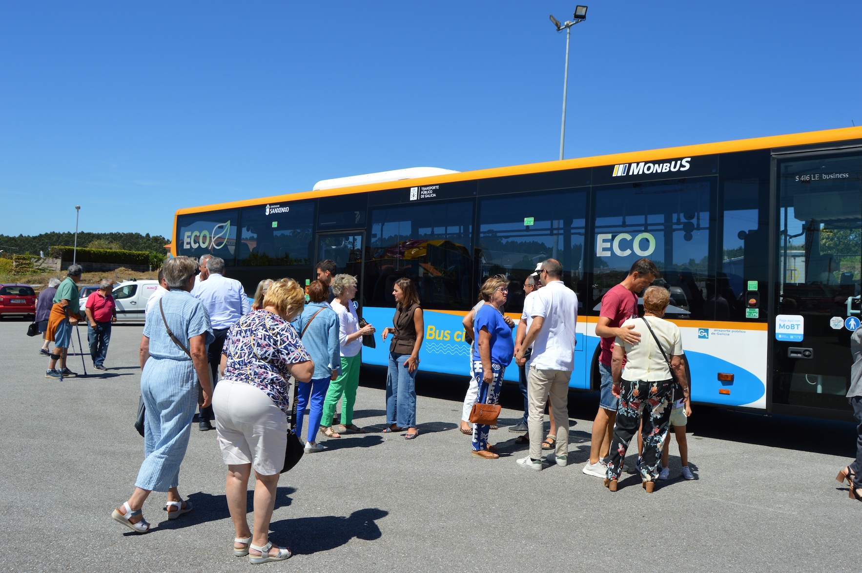 SANXENXO ESTRENA CON ÉXITO LA NUEVA LÍNEA DE BUS URBANO CIRCULAR CON SALIDA DESDE LA CASA DE CULTURA DE DORRÓN