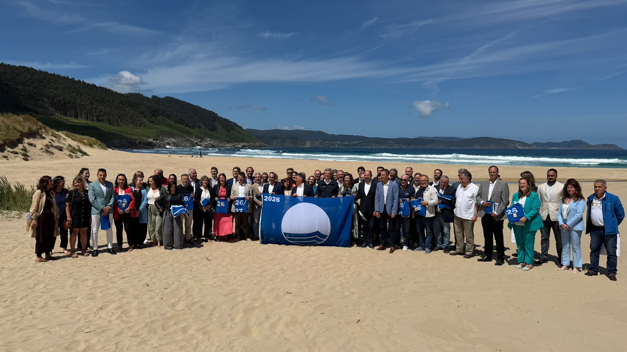 JUAN DEZA, CONCEJAL DE TURISMO Y PLAYAS, RECOGE LAS 18 BANDERAS AZULES EN XOVE