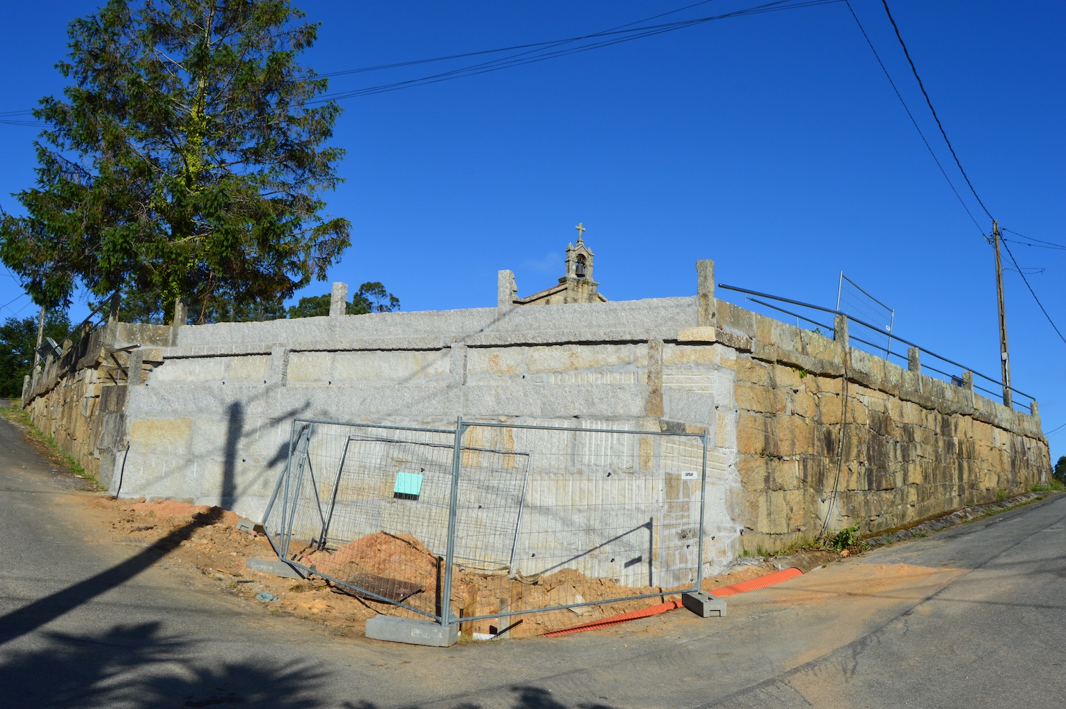 EL CONCELLO MEJORA EL ACCESO PRINCIPAL AL COLEGIO A FLORIDA Y REPARA UN MURO DE GONDAR, VILALONGA