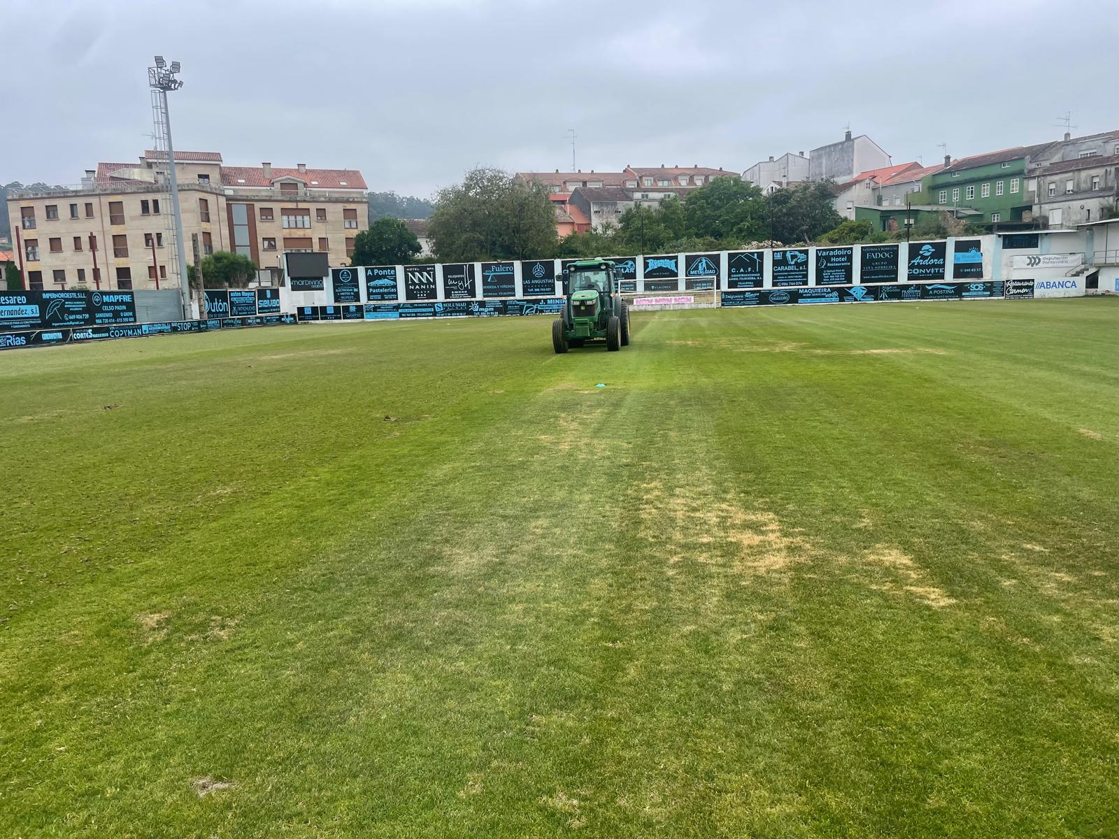 EL CONCELLO DE SANXENXO COLABORA EN LA PUESTA A PUNTO DEL TERRENO DE JUEGO DEL CAMPO DE FÚTBOL DE SAN PEDRO