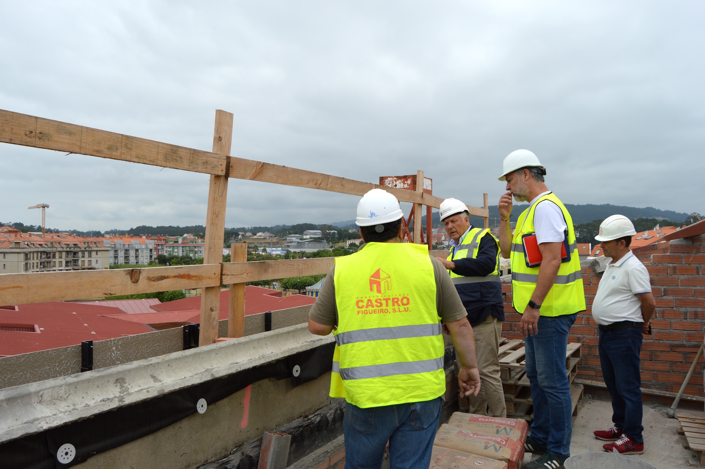 LA OBRA DEL EDIFICIO MULTIUSOS DE PORTONOVO AVANZA CON LA RENOVACIÓN DE LA FACHADA Y LA CUBIERTA