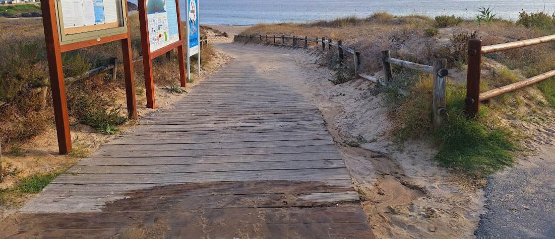 EL CONCELLO RENOVARÁ LA PASARELA DE ENTRADA A LA PLAYA DE MONTALVO PARA MEJORAR EL ACCESO Y PROTEGER LA DUNA