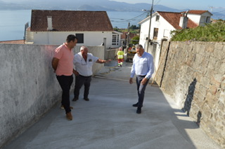 LAS OBRAS DE HUMANIZACIÓN DEL CAMIÑO DO CASTRO AVANZAN CON EL SOTERRAMIENTO DE CANALIZACIONES Y EL HORMIGONADO