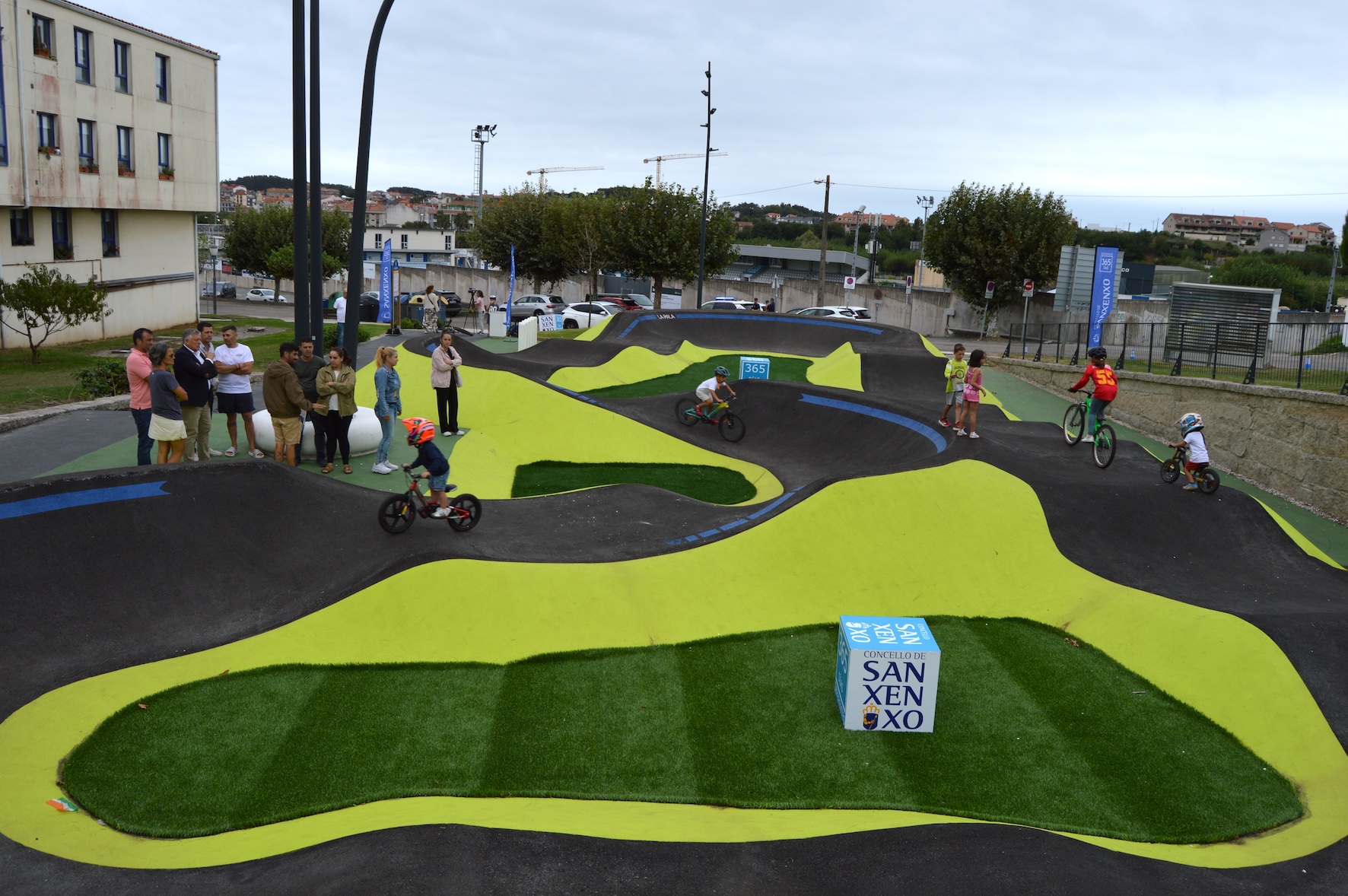 LA NUEVA PISTA DE PUMP TRACK COMPLETA EN BALTAR LA MAYOR ZONA DE EQUIPAMIENTO DEPORTIVO DE SANXENXO